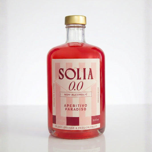 SOLIA 0.0 Aperitivo Paradiso 0,5-l-Flasche auf weißem Studiohintergrund