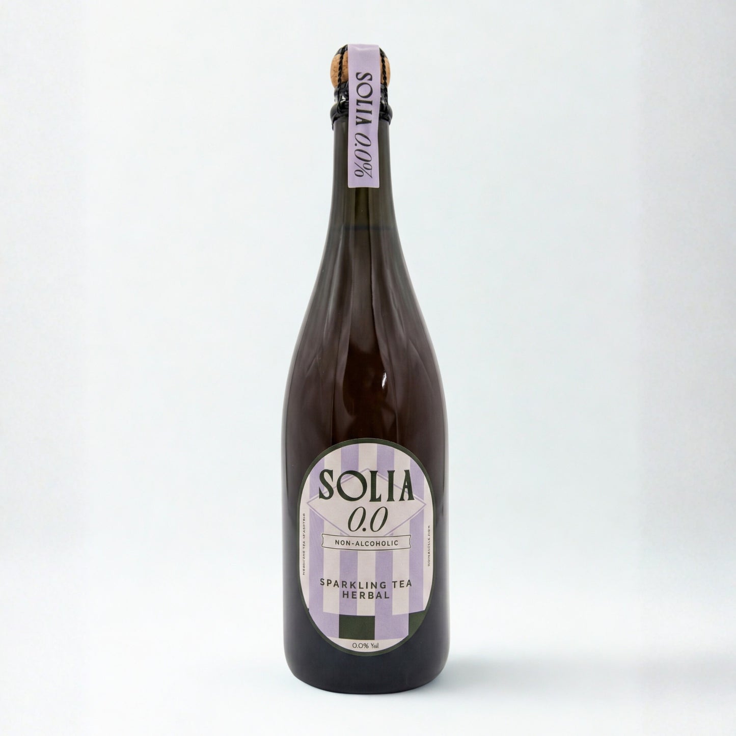 SOLIA 0.0 Sparkling Tea Herbal 0,75-l-Flasche auf weißem Studiohintergrund