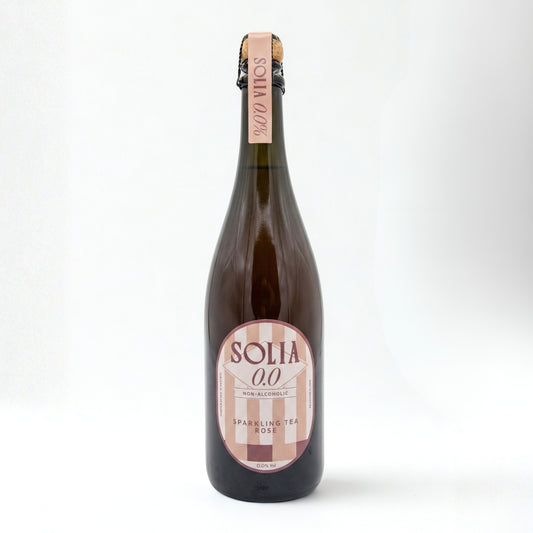 SOLIA 0.0 Sparkling Tea Rosé 0,75-l-Flasche auf weißem Studiohintergrund