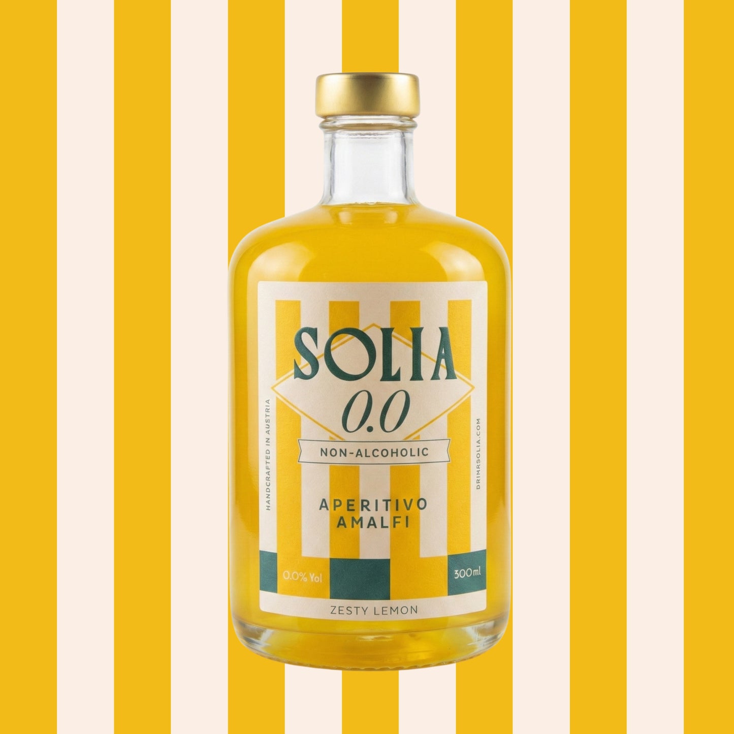 SOLIA 0.0 Aperitivo Amalfi 0,5-l-Flasche vor Streifenhintergrund
