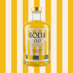 SOLIA 0.0 Aperitivo Amalfi 0,5-l-Flasche vor Streifenhintergrund