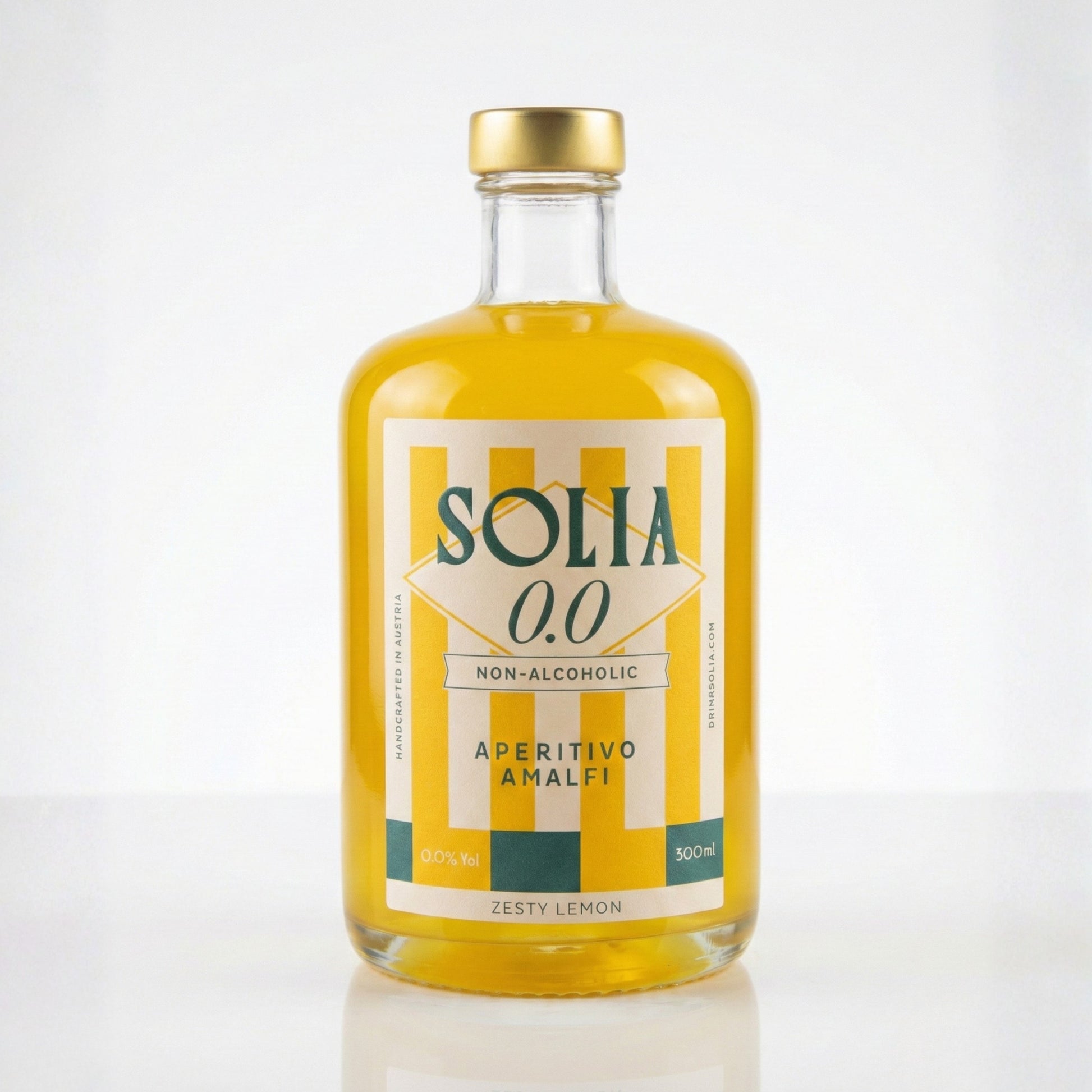 SOLIA 0.0 Aperitivo Amalfi 0,5-l-Flasche auf weißem Studiohintergrund