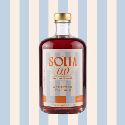 SOLIA 0.0 Aperitivo Italiano 0,5-l-Flasche vor Streifenhintergrund