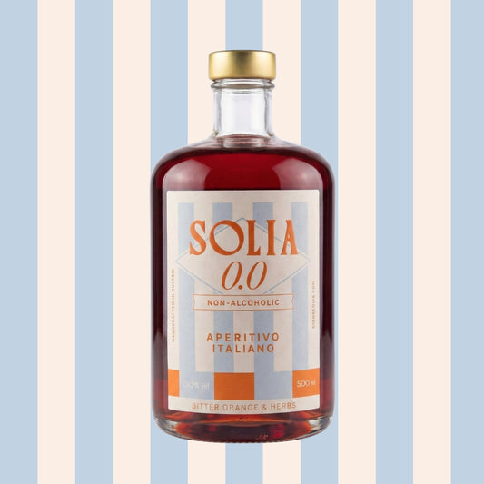 SOLIA 0.0 Aperitivo Italiano 0,5-l-Flasche vor Streifenhintergrund