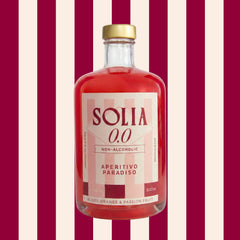 SOLIA 0.0 Aperitivo Paradiso 0,5-l-Flasche vor Streifenhintergrund