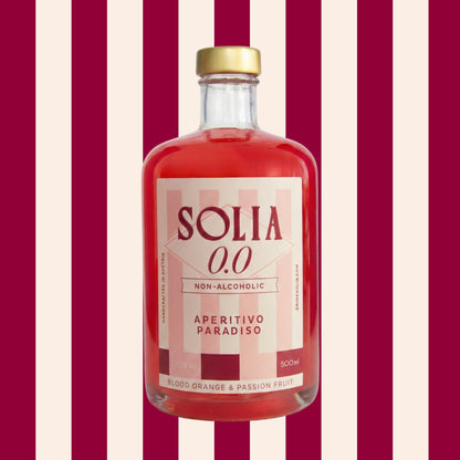 SOLIA 0.0 Aperitivo Paradiso 0,5-l-Flasche vor Streifenhintergrund