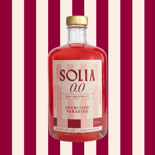 SOLIA 0.0 Aperitivo Paradiso 0,5-l-Flasche vor Streifenhintergrund