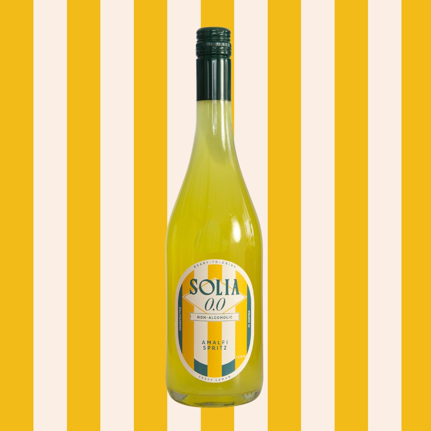 SOLIA 0.0 Amalfi Spritz 0,75-l-Flasche vor Streifenhintergrund