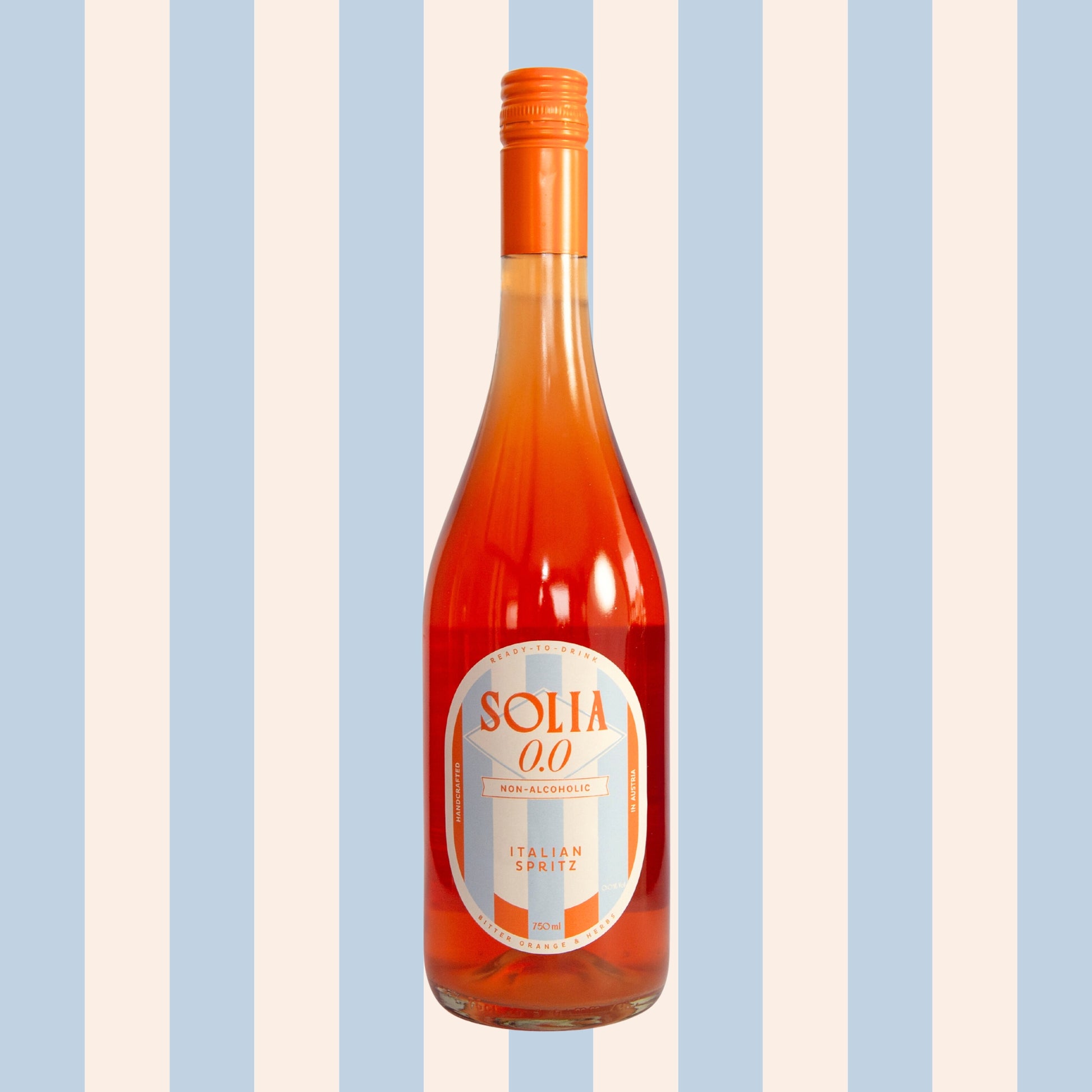 SOLIA 0.0 Italian Spritz 0,75-l-Flasche vor Streifenhintergrund