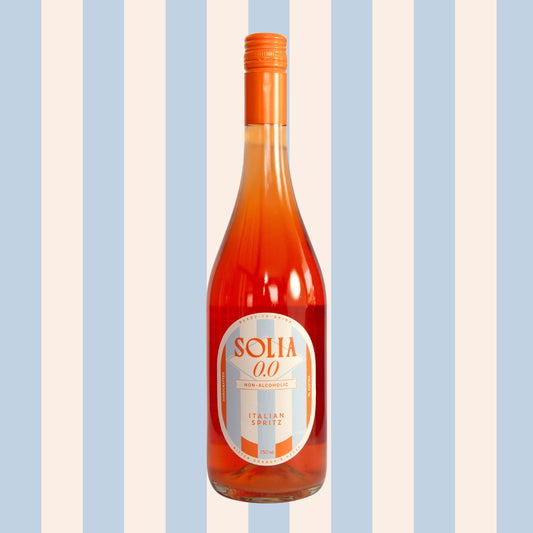 SOLIA 0.0 Italian Spritz 0,75-l-Flasche vor Streifenhintergrund
