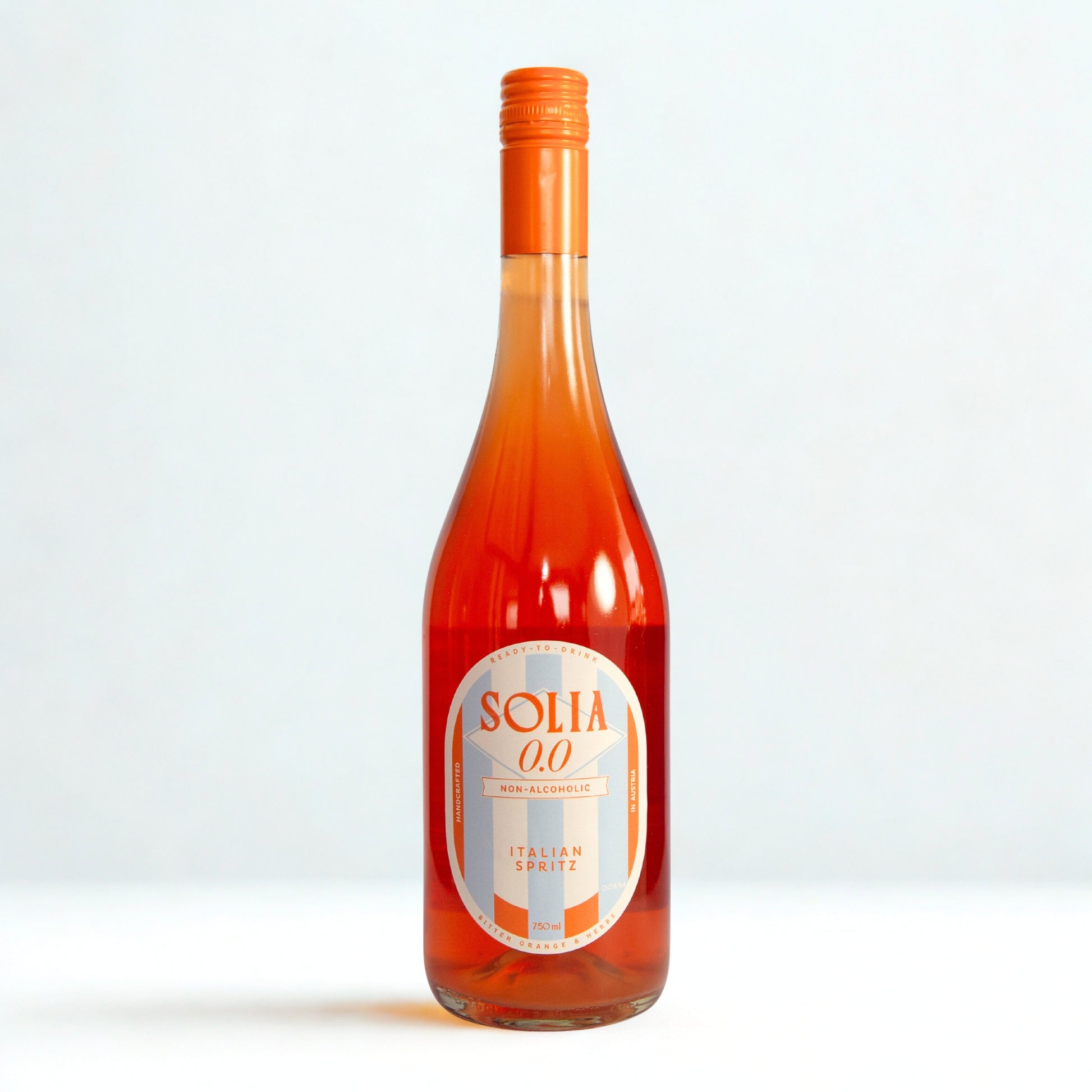 SOLIA 0.0 Italian Spritz 0,75-l-Flasche auf weißem Studiohintergrund