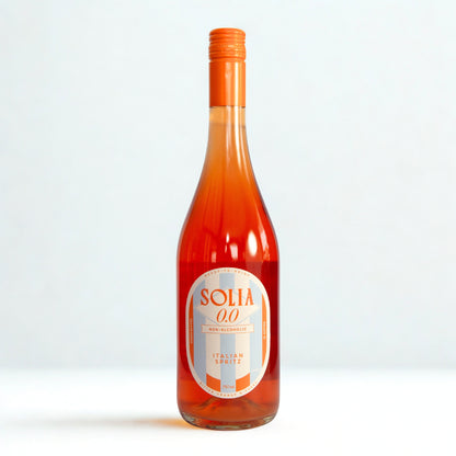 SOLIA 0.0 Italian Spritz 0,75-l-Flasche auf weißem Studiohintergrund