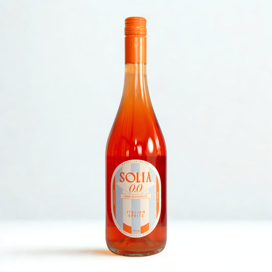 SOLIA 0.0 Italian Spritz 0,75-l-Flasche auf weißem Studiohintergrund