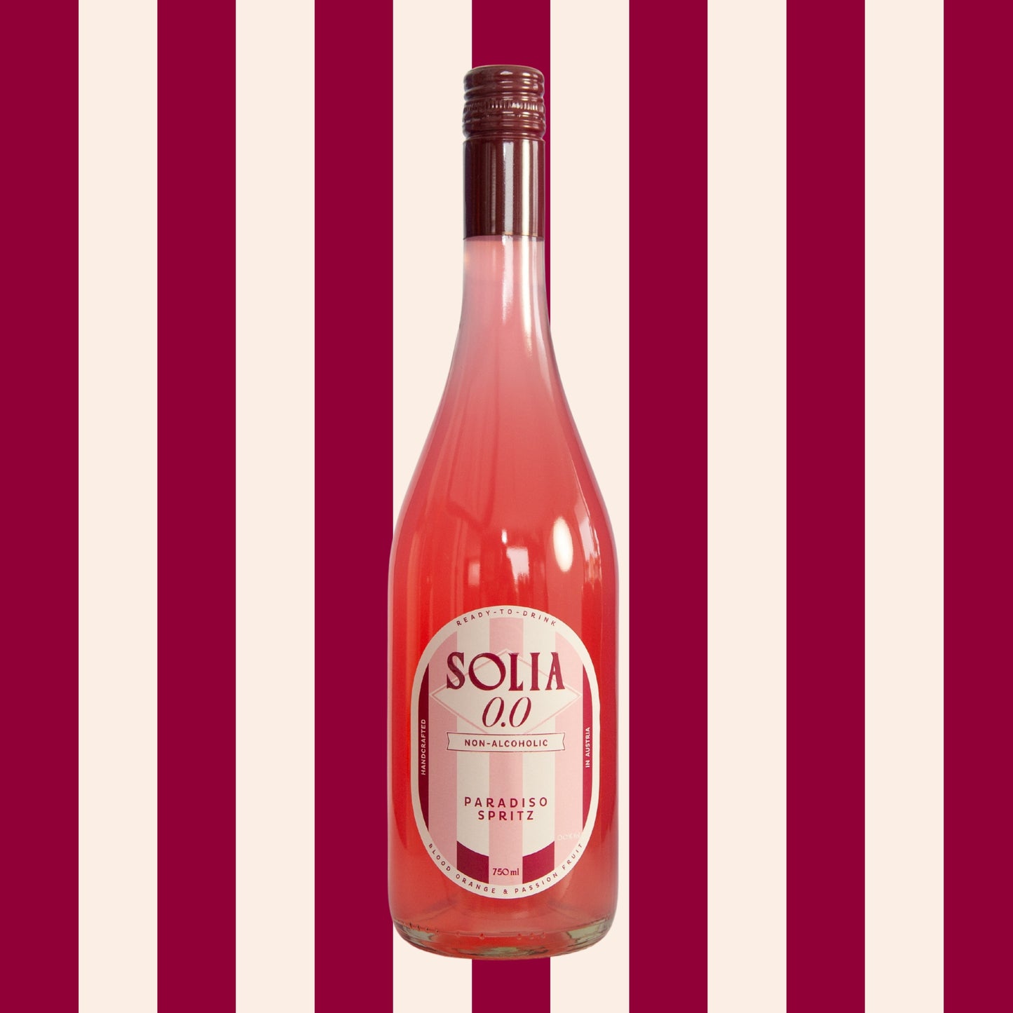 SOLIA 0.0 Paradiso Spritz 0,75-l-Flasche vor Streifenhintergrund