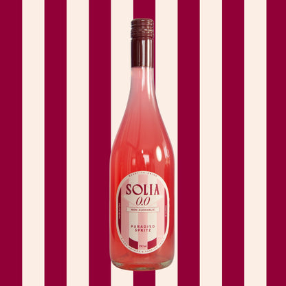 SOLIA 0.0 Paradiso Spritz 0,75-l-Flasche vor Streifenhintergrund