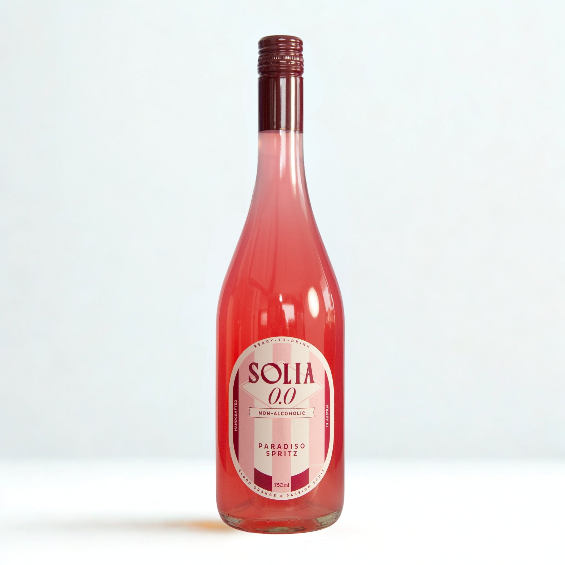 SOLIA 0.0 Paradiso Spritz 0,75-l-Flasche auf weißem Studiohintergrund