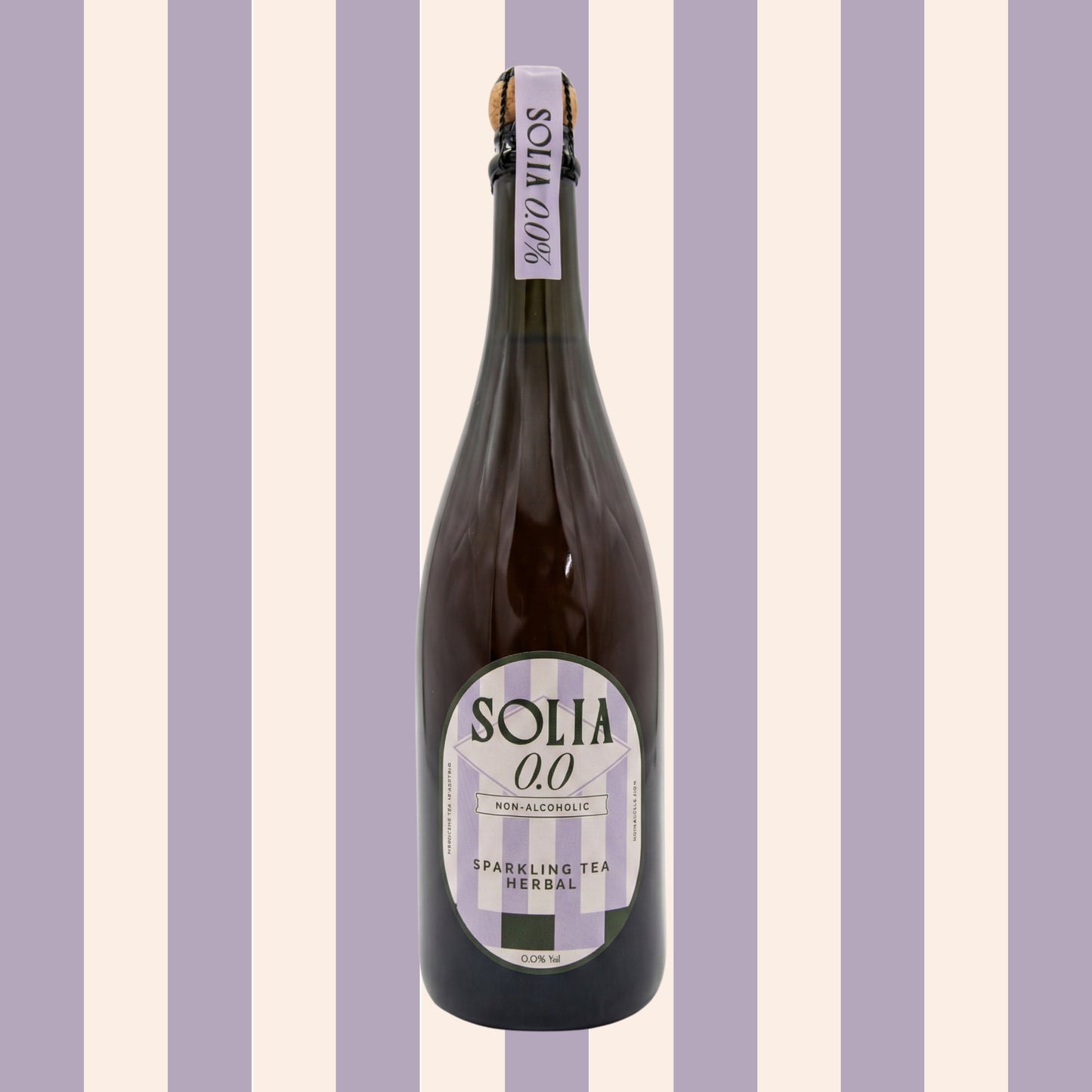 SOLIA 0.0 Sparkling Tea Herbal 0,75-l-Flasche vor Streifenhintergrund