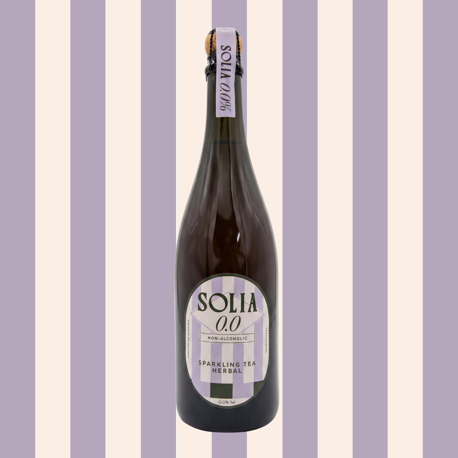 SOLIA 0.0 Sparkling Tea Herbal 0,75-l-Flasche vor Streifenhintergrund