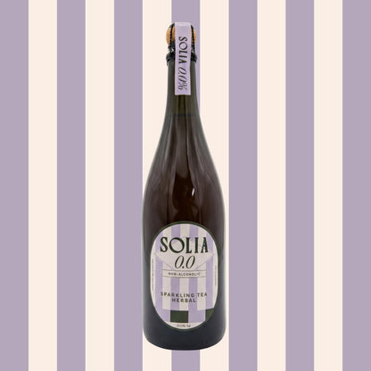 SOLIA 0.0 Sparkling Tea Herbal 0,75-l-Flasche vor Streifenhintergrund