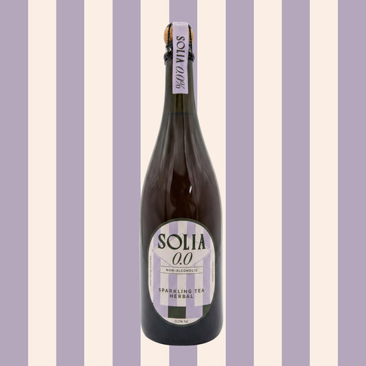SOLIA 0.0 Sparkling Tea Herbal 0,75-l-Flasche vor Streifenhintergrund