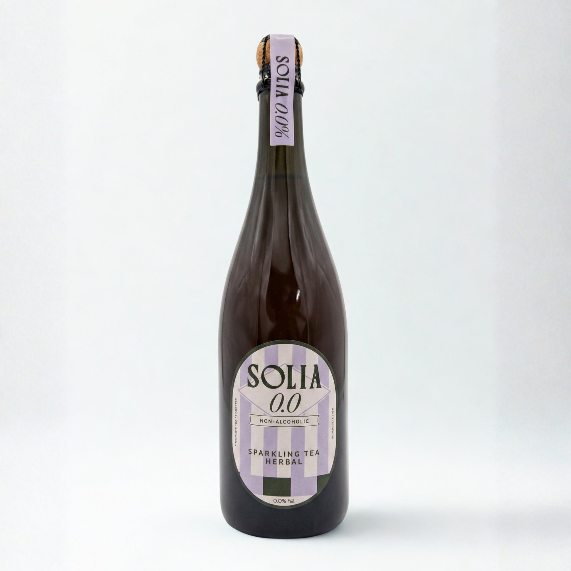 SOLIA 0.0 Sparkling Tea Herbal 0,75-l-Flasche auf weißem Studiohintergrund
