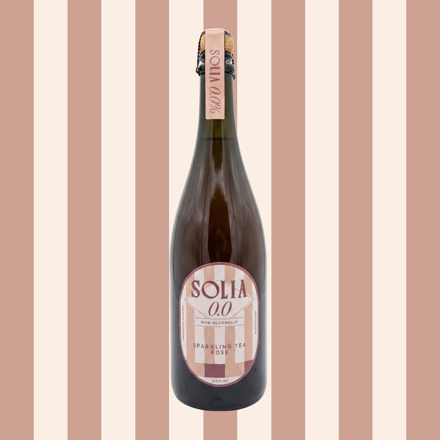 SOLIA 0.0 Sparkling Tea Rosé 0,75-l-Flasche vor Streifenhintergrund