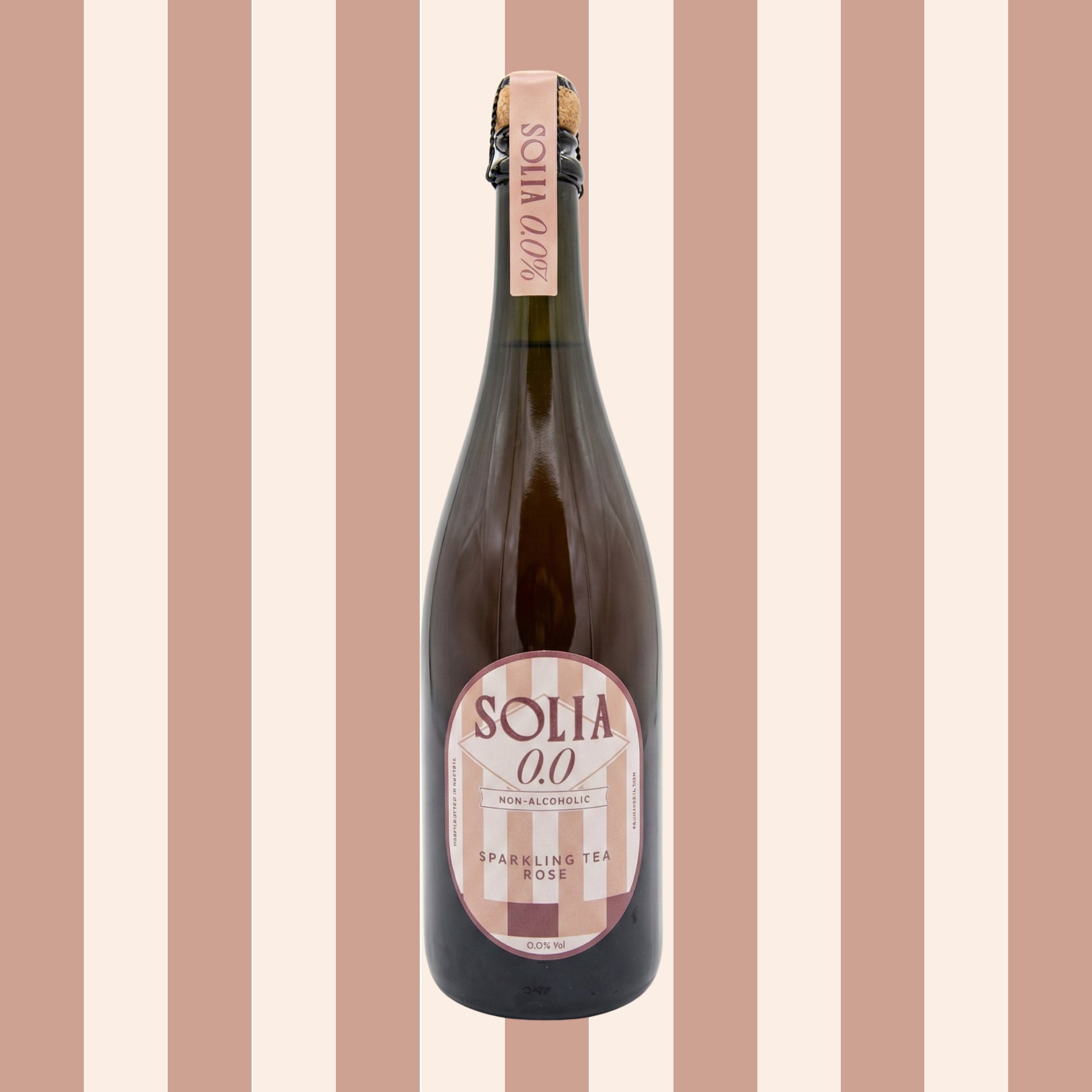 SOLIA 0.0 Sparkling Tea Rosé 0,75-l-Flasche vor Streifenhintergrund