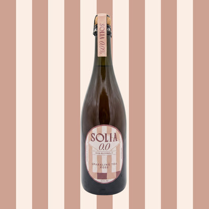 SOLIA 0.0 Sparkling Tea Rosé 0,75-l-Flasche vor Streifenhintergrund