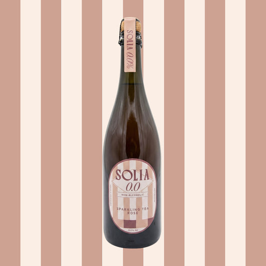 SOLIA 0.0 Sparkling Tea Rosé 0,75-l-Flasche vor Streifenhintergrund