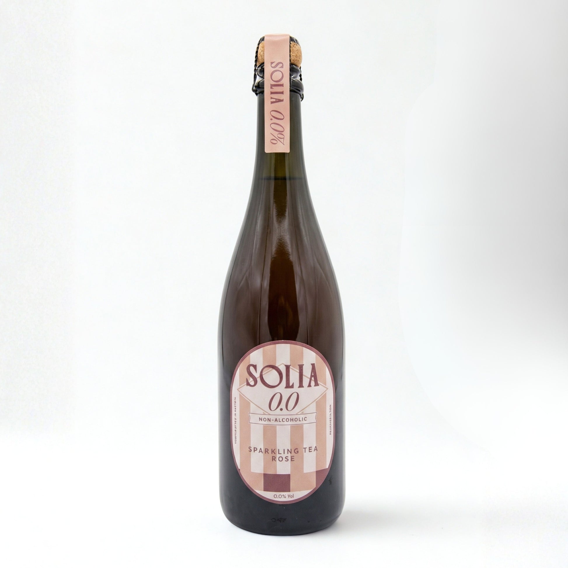 SOLIA 0.0 Sparkling Tea Rosé 0,75-l-Flasche auf weißem Studiohintergrund