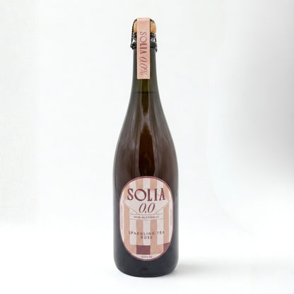 SOLIA 0.0 Sparkling Tea Rosé 0,75-l-Flasche auf weißem Studiohintergrund